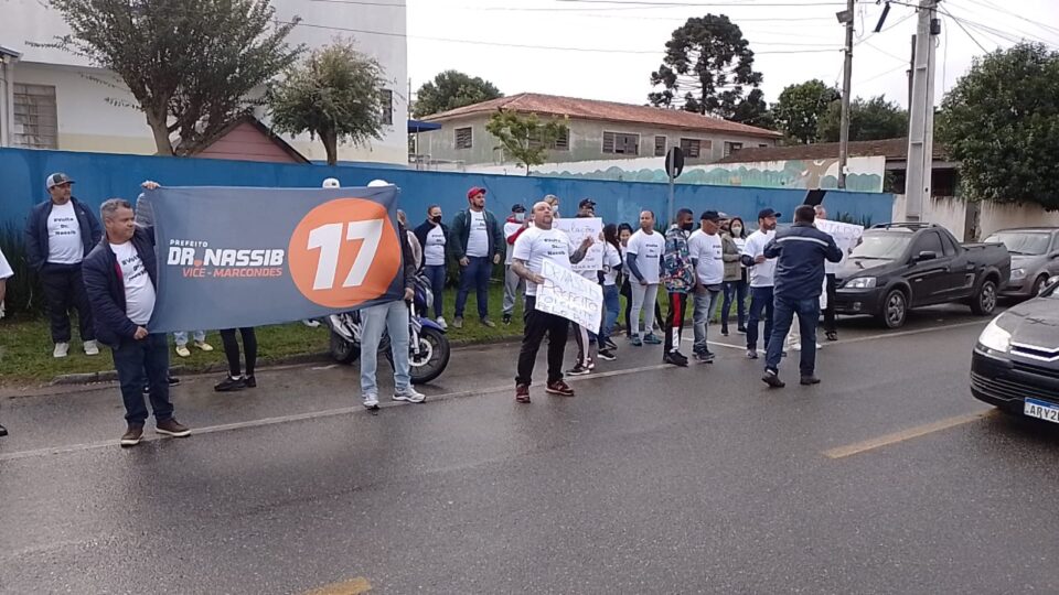 Protesto pede a volta de prefeito cassado em Fazenda Rio Grande: "Ele está sendo injustiçado"