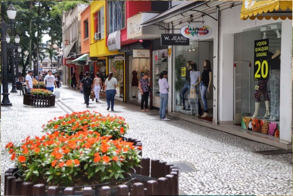 Comércio do PR celebra queda nos índices da pandemia, mas ainda teme por reflexos da guerra na Ucrânia