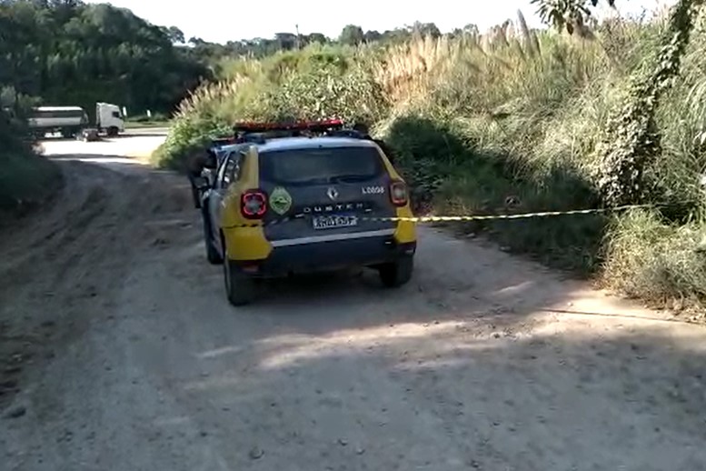 Ciclista se depara com cadáver ferido na cabeça na beira da estrada em Almirante Tamandaré e aciona polícia Ciclista se depara com cadáver ferido na cabeça na beira da estrada em Almirante Tamandaré e aciona polícia