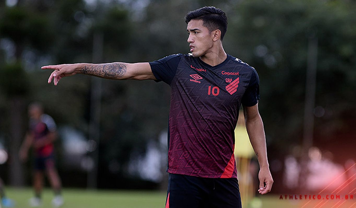 Tomás Cuello vai se encontrar com a torcida rubro-negra. Foto: Fabio Wosniak/athletico.com.br