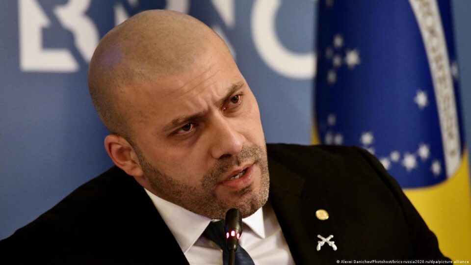 Alexandre manda PGR se manifestar sobre 'desrespeito' de Daniel Silveira