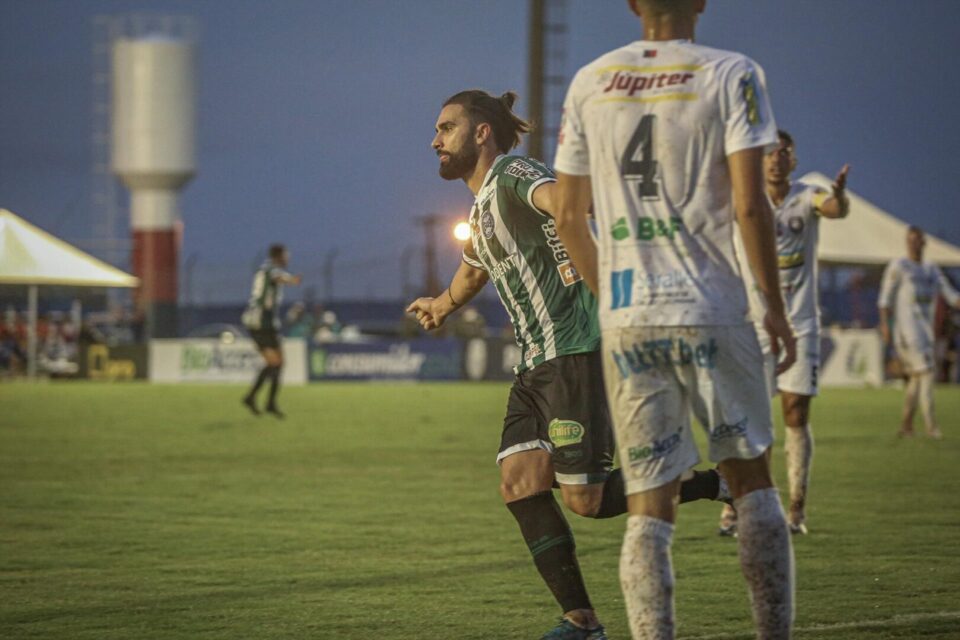 Árbitro e assistente de Cianorte x Coritiba é afastado pela FPF após ‘equívocos’