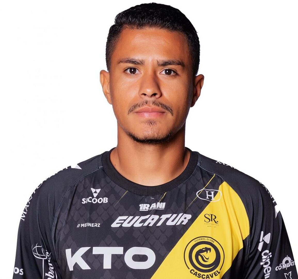 Zagueiro Lucas Oliveira está perto de acertar com o Paraná. Foto: Divulgação/FC Cascavel