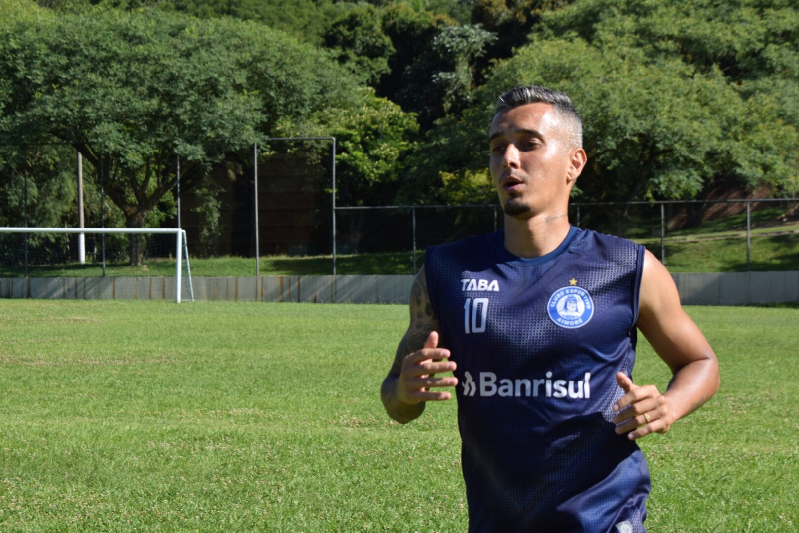 Meia-atacante Marcelinho está voltando ao Tricolor. Foto: Divulgação/Facebook EC Aimoré