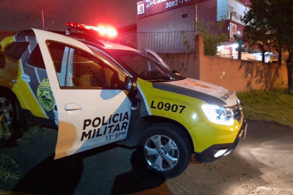 Rapaz é morto com pedradas na cabeça e corpo é encontrado em esquina da Linha Verde Rapaz é morto com pedradas na cabeça e corpo é encontrado em esquina da Linha Verde