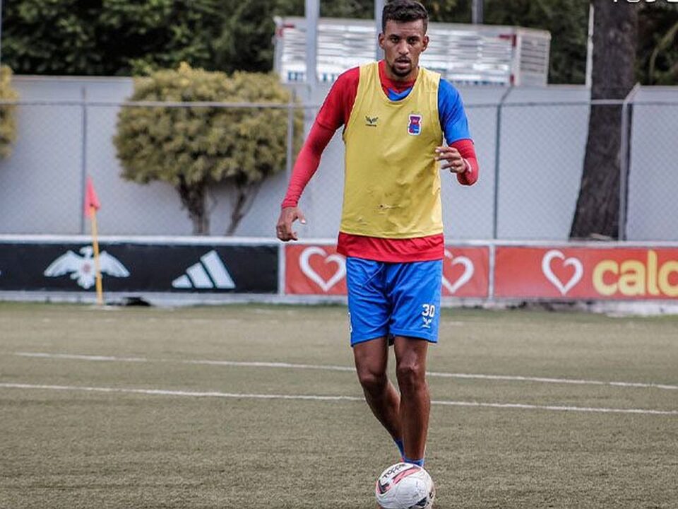 Zagueiro Rayne pede dispensa e puxa a fila de saídas no Paraná Clube Zagueiro Rayne pede dispensa e puxa a fila de saídas no Paraná Clube