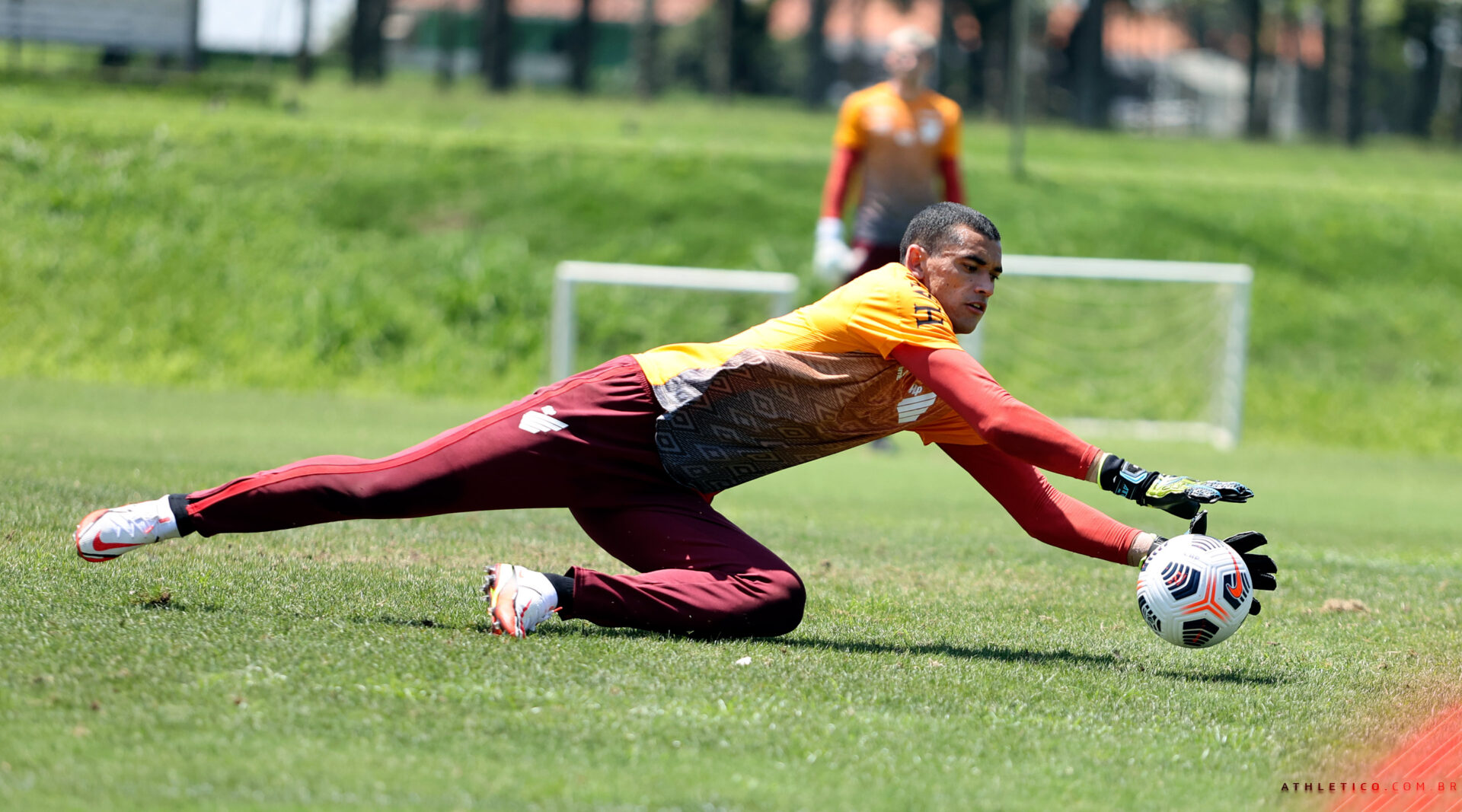 Goleiros Santos está mais próximo de fechar com o Flamengo. Foto: Fabio Wosniak/athletico.com.br