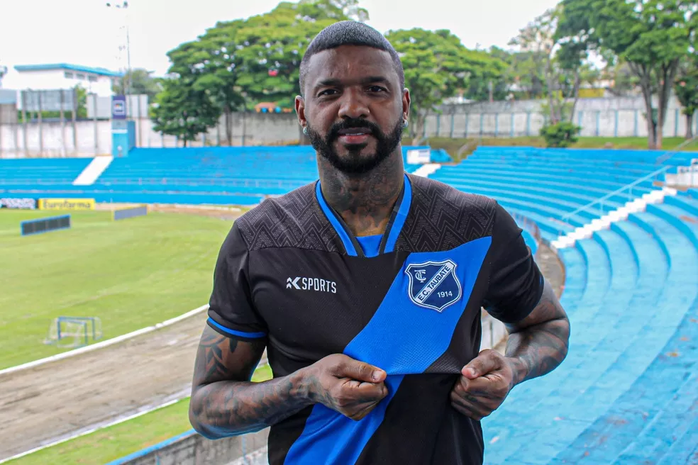 Goleiro é aguardo em Curitiba para assinar contrato Foto: Caíque Toledo/EC Taubaté