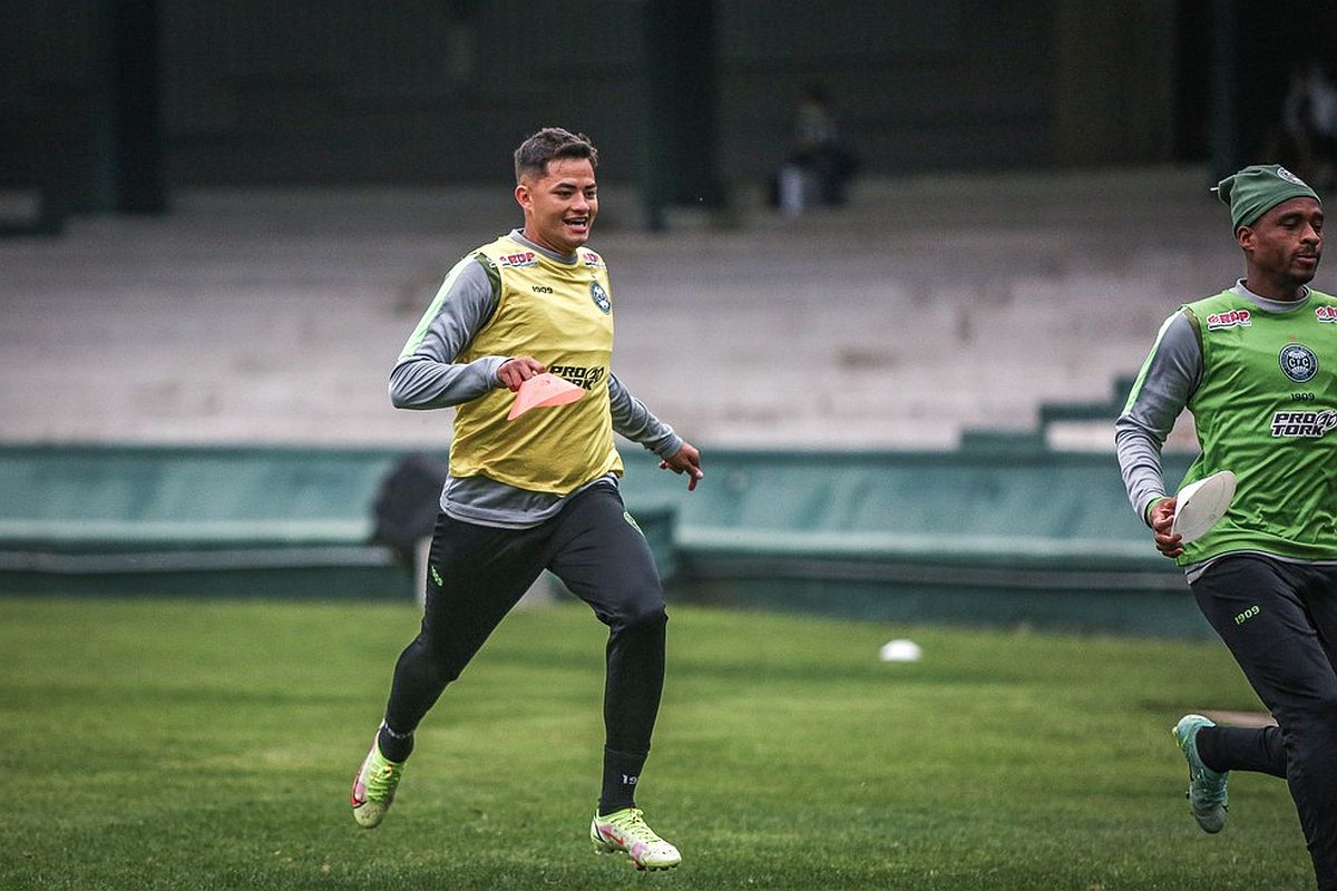 Volante Val tem sido o preferido para atuar na lateral-direita do Coxa. Foto: Divulgação/Coritiba