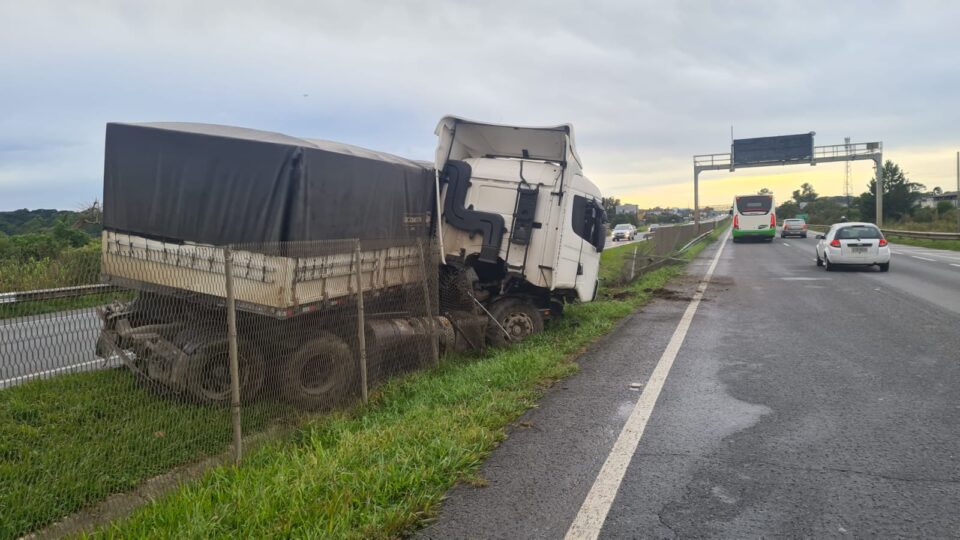 Caminhão derrapa na pista e provoca acidente com dois feridos na BR-277 Caminhão derrapa na pista, bate na traseira de carro e deixa dois feridos na BR-277 (1)