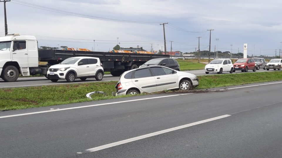 Caminhão derrapa na pista e provoca acidente com dois feridos na BR-277 Caminhão derrapa na pista, bate na traseira de carro e deixa dois feridos na BR-277 (2)
