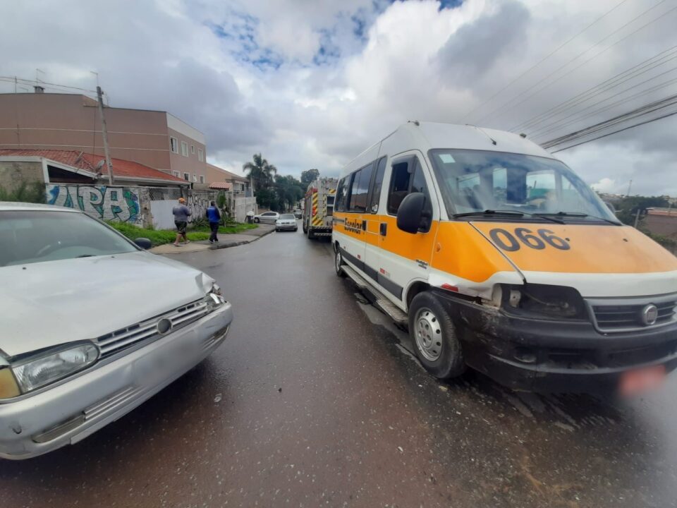Criança fica ferida após carro furar a preferencial e atingir van escolar
