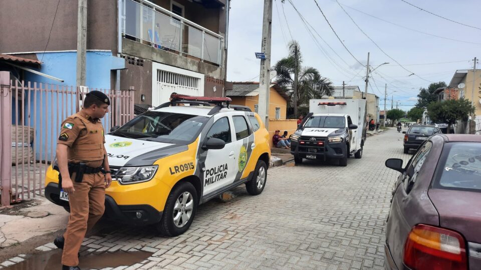 Rapaz é morto com pelo menos 30 tiros dentro de casa em Colombo