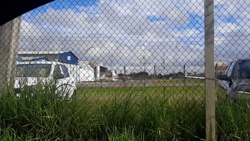 Avião derrapa e sai da pista durante pouso no Aeroporto do Bacacheri