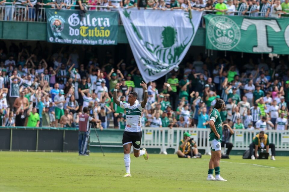 Coritiba atropela o Goiás na estreia no Brasileirão; veja os gols!
