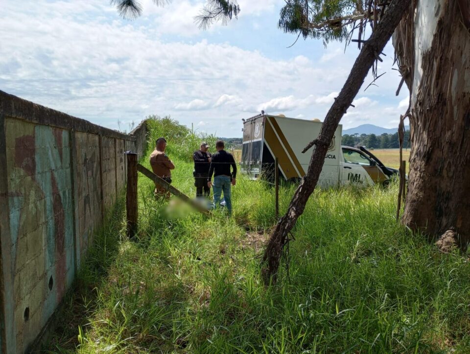Corpo de mulher nua é encontrado ao lado de boletim de ocorrência em Piraquara