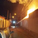 Acumuladora de lixo tem casa destruída por fogo pela 2ª vez e culpa traficantes: 'É incêndio criminoso'