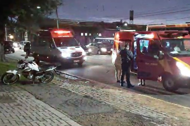 Homem de 60 anos é atropelado próximo ao Terminal do Pinheirinho e levado inconsciente ao hospital