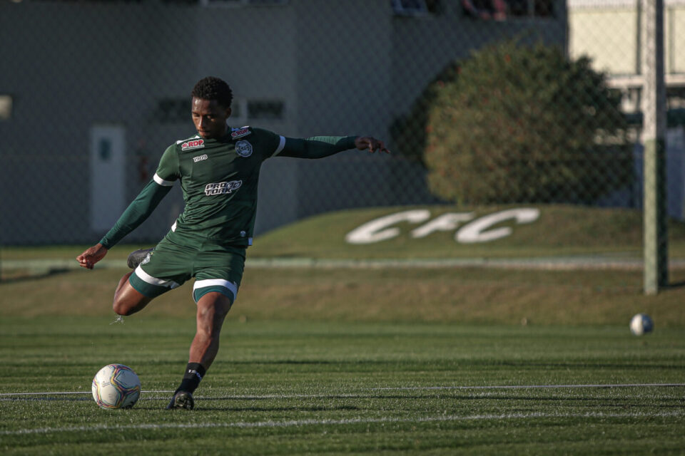 Volante Matheus Sales durante treinamento no CT da Graciosa. Foto: Divulgação/Coritiba