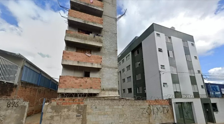 Mãe tenta defender filho adolescente de execução e é morta em MG