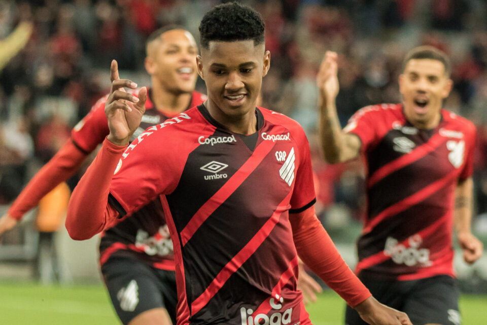 Abner Vinícius anotou o gol do triunfo athleticano. Foto: Robson Mafra/Estadão Conteúdo.