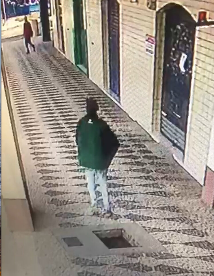 Forte como o Hulk! Ladrão furta tampa de esgoto e caminha tranquilamente por bairro de Curitiba; vídeo
