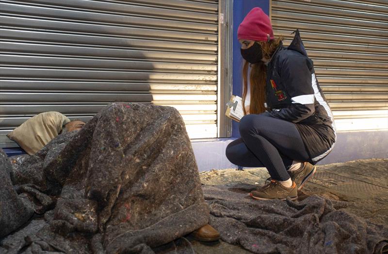 Frio faz Curitiba reforçar acolhimento de pessoas em situação de rua