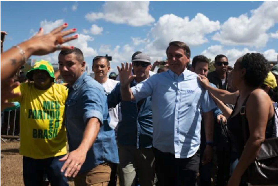 Bolsonaro vai à Esplanada dos Ministérios para dizer: “manifestação pacífica pela liberdade”