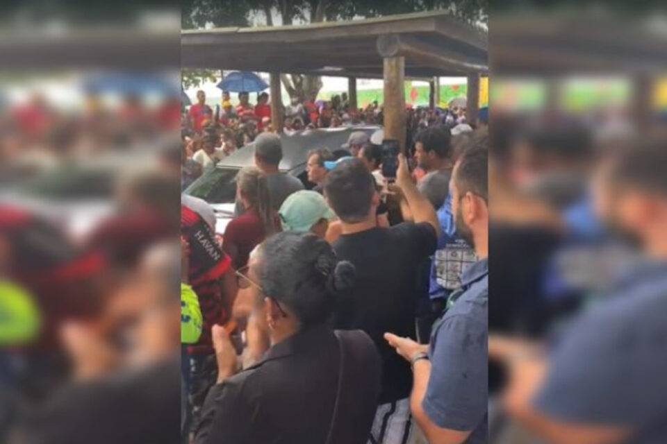 Vídeo: corpo de homem morto em viatura da PRF é recebido com aplausos