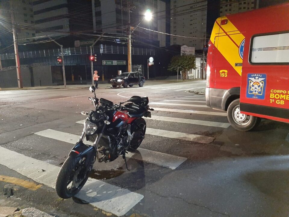 Motorista fura sinal vermelho e atinge motociclista em via rápida no Alto da Glória
