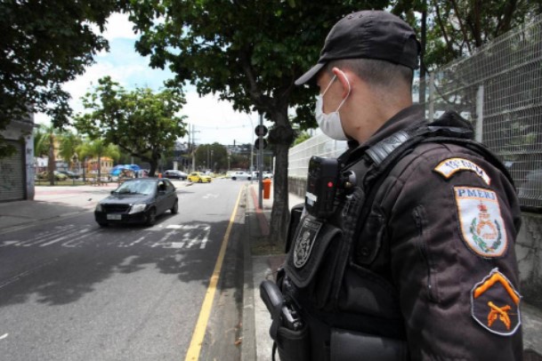 PMs cariocas começam a usar câmeras acopladas a uniformes seis dias após 23 mortes em operação