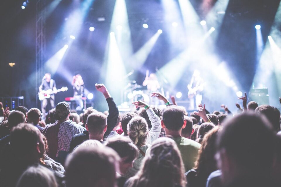 Quer ir em um show em Curitiba? Saiba como não cair no golpe do ingresso falso