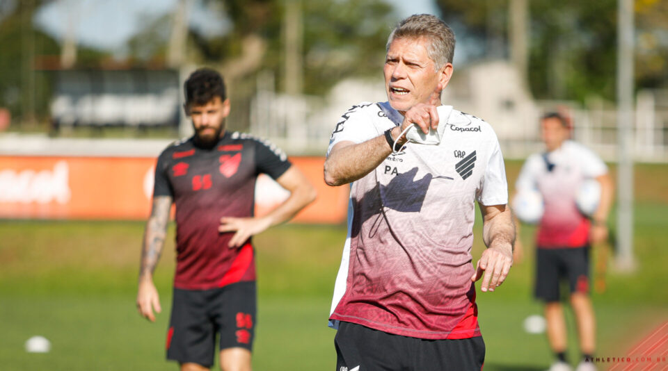 Queda de braço entre Petraglia e Autuori implodiu planejamento do Athletico