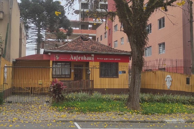 Volta por cima! Dono de bar que pegou fogo no Água Verde reabre casa com novo nome; veja como ficou