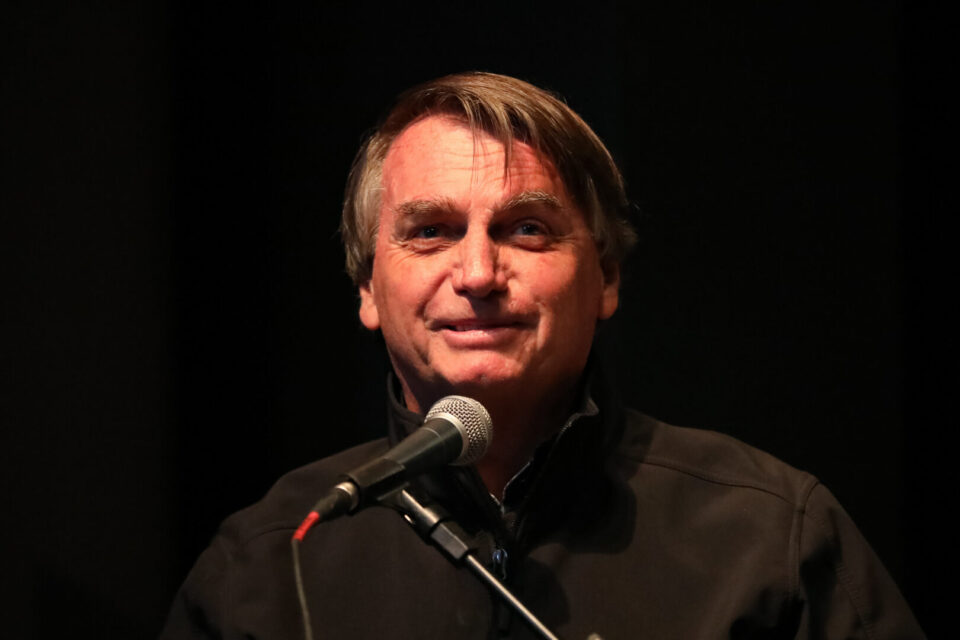 PF diz ao STF que vê crime de Bolsonaro por associar vacina ao vírus da aids