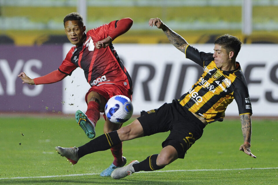 Vitinho teve três boas chances, mas perdeu e o Furacão caiu em La Paz. Foto: Divulgação/Conmebol