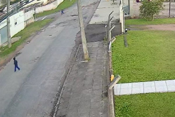 Crianças 'fujonas' escapam de creche de SJP e são resgatadas por pedestres no meio da rua; assista