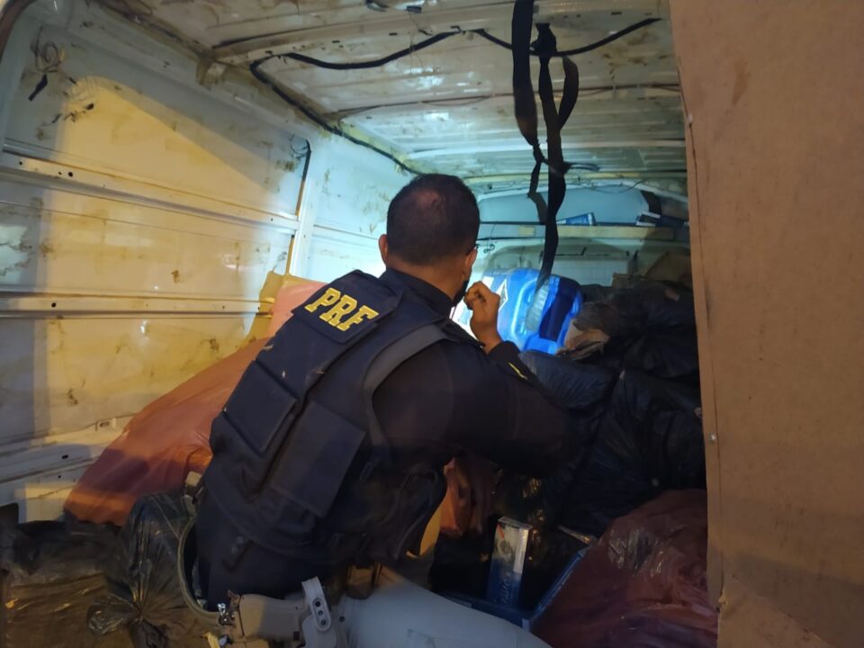 Falsa ambulância é apreendida com 60 mil maços de cigarros contrabandeados em Campo Largo e motorista foge