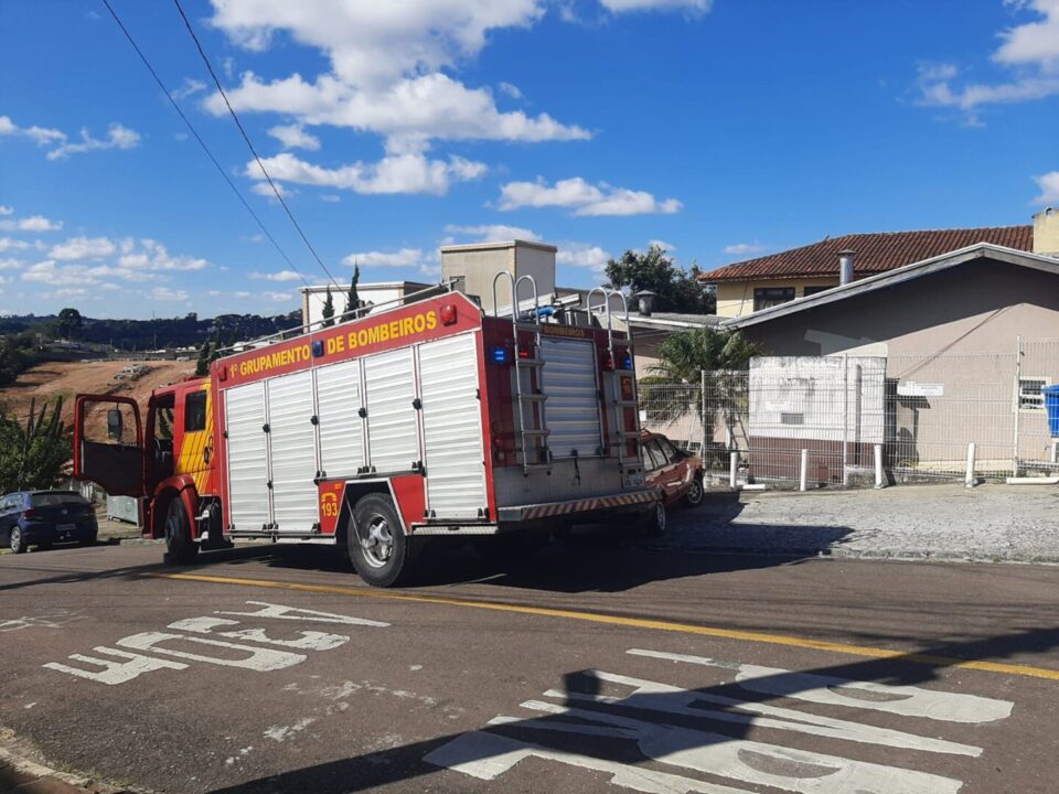 Fogo em fritadeira de restaurante assusta proprietários e mobiliza bombeiros no Pilarzinho