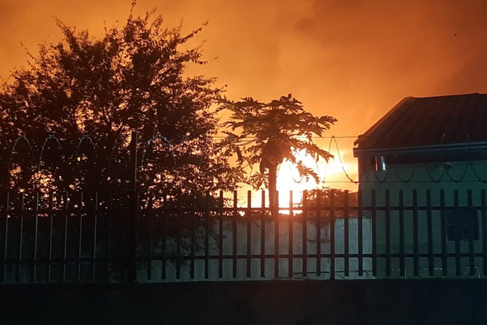 Fogo consome casas de madeira no Boqueirão e vizinhos acreditam em incêndio criminoso