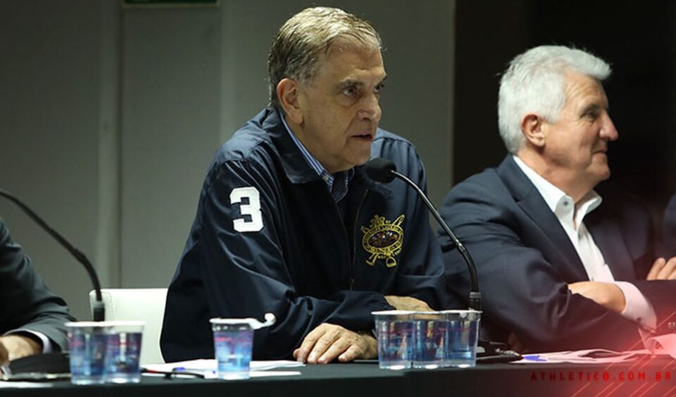 Petraglia ironiza organizada do Athletico às vésperas de decisão na Libertadores