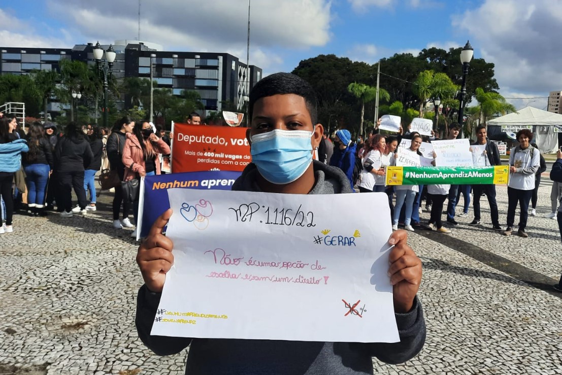 Manifestantes pedem intervenção de deputados do PR contra MP da aprendizagem profissional