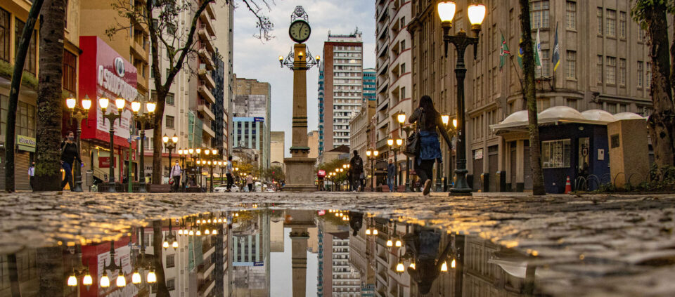 Calçadão da Rua XV de Novembro de Curitiba completa 50 anos nesta quinta; teve polêmica na inauguração