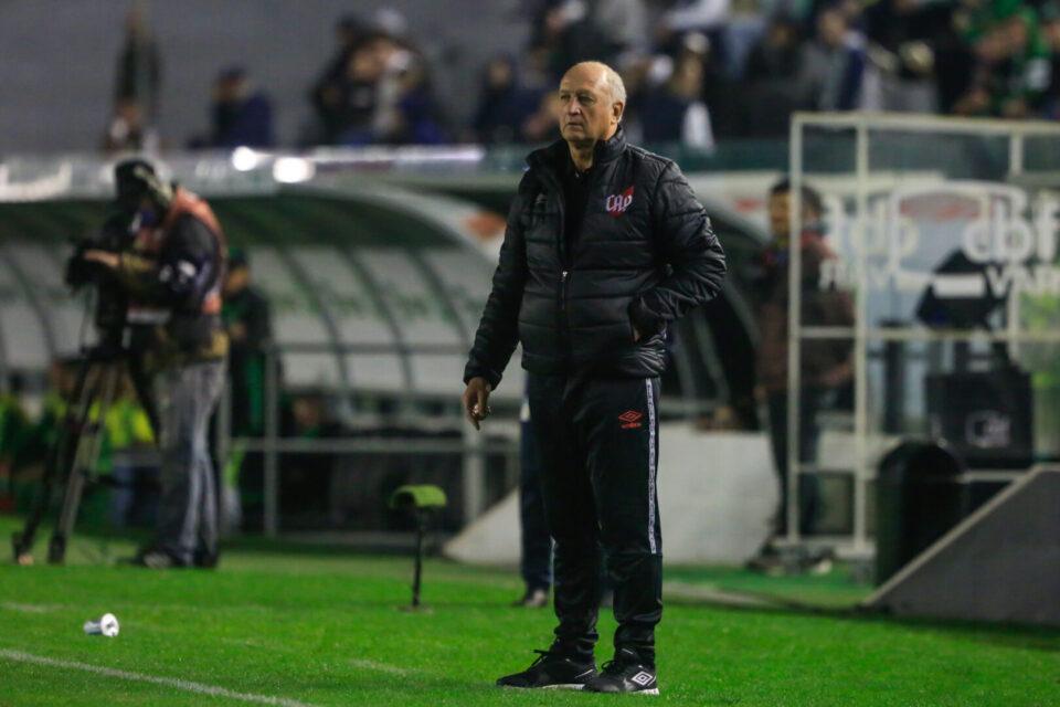 Felipão analisou mais uma vitória athleticana. Foto: LUIZ ERBES/AGIF - AGÊNCIA DE FOTOGRAFIA/AGIF - AGÊNCIA DE FOTOGRAFIA/ESTADÃO CONTEÚDO