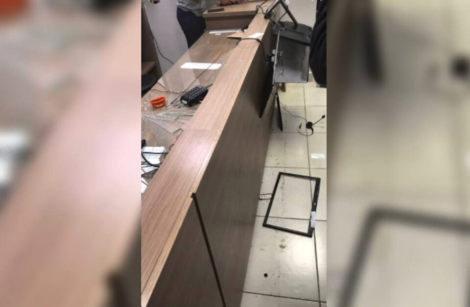 Homem quebra recepção de clínica em Belo Horizonte ao saber que não havia dentista para atender a esposa; vídeo