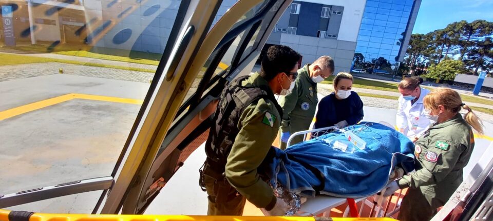 Caminhão capota e motorista é resgatado de helicóptero