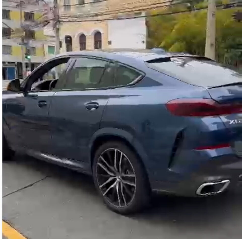 Vídeo mostra momento em que ‘Gangue do Rolex’  rouba relógio no Centro de Curitiba; vítima levou coronhada durante ação