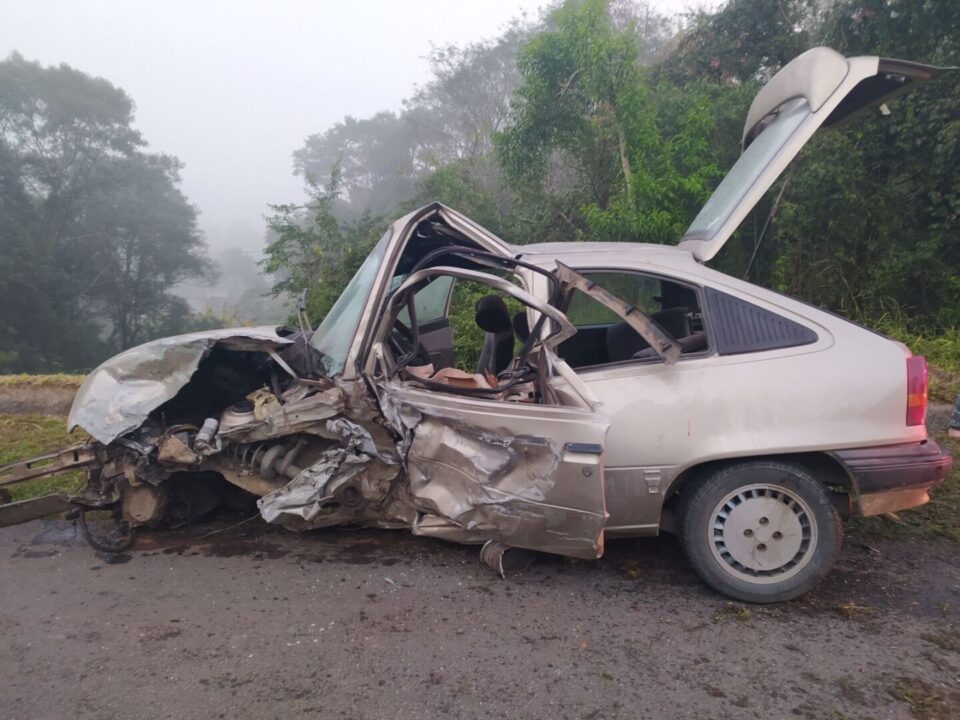 Jovem que estaria alcoolizado invade a pista contrária e causa acidente com três veículos na BR-277