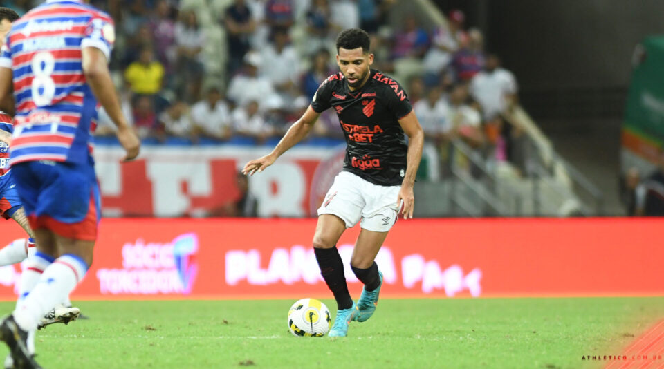 Matheus Fernandes critica gramado do Castelão, mas valoriza empate do Athletico