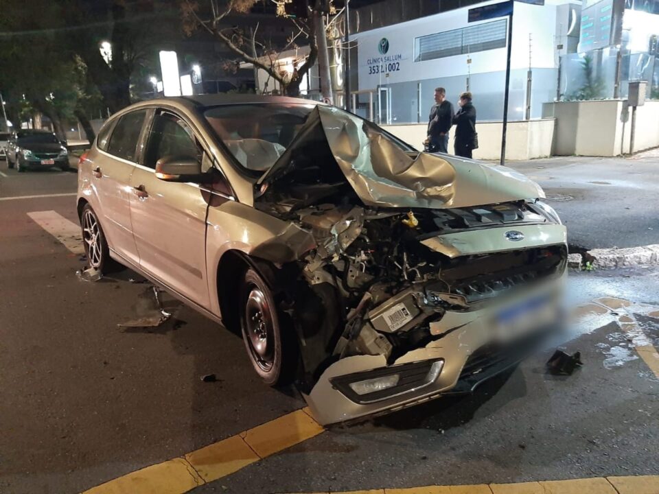 Motorista com sinais de embriaguez bate em dois carros e quase atinge torcedores do Athletico na Getúlio Vargas